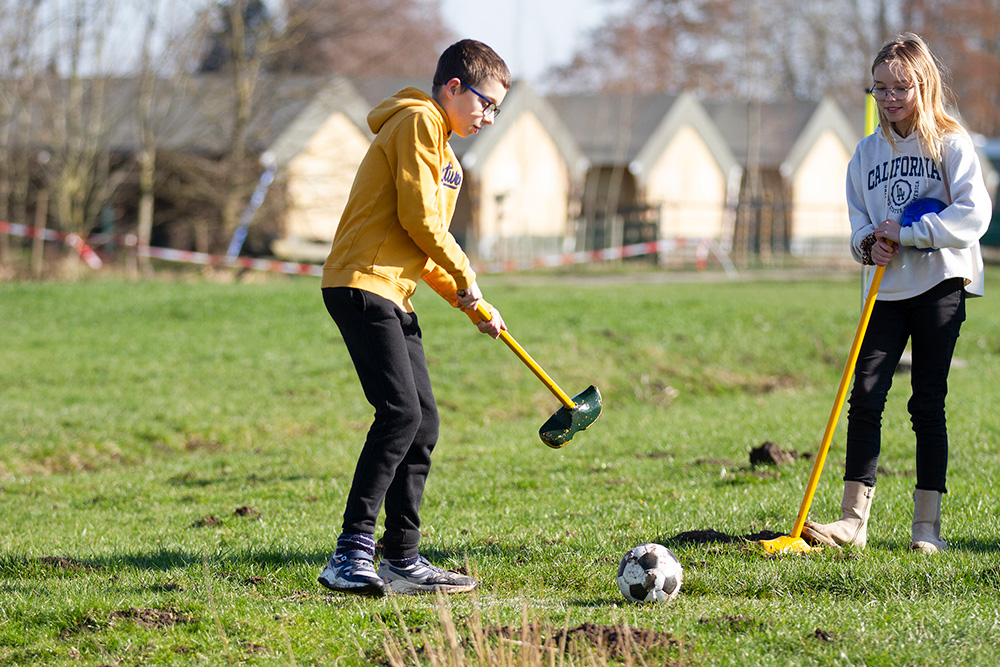 Kinderen met klompengolf | Boerderij De Boerinn